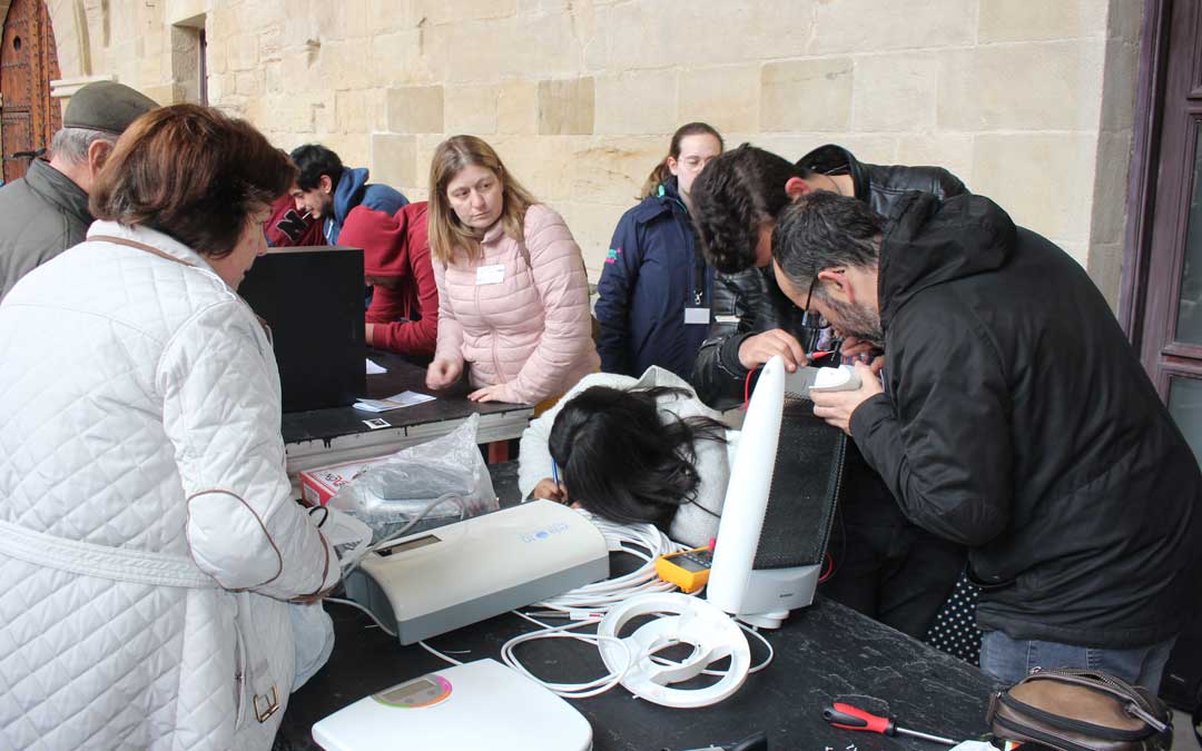 Los jóvenes del IES Bajo Aragón han participado en el Café Repair / L. Castel