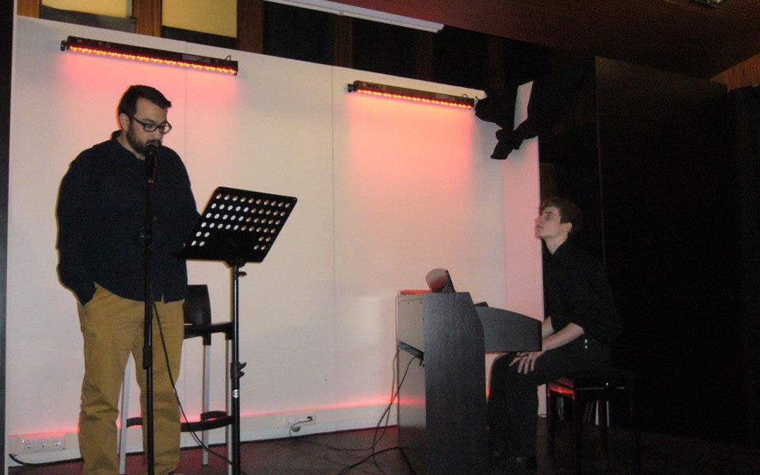 Soriano, en una de las acciones de poesía y música de Poiesis en 2014. / Asoc. Literaria Poiesis