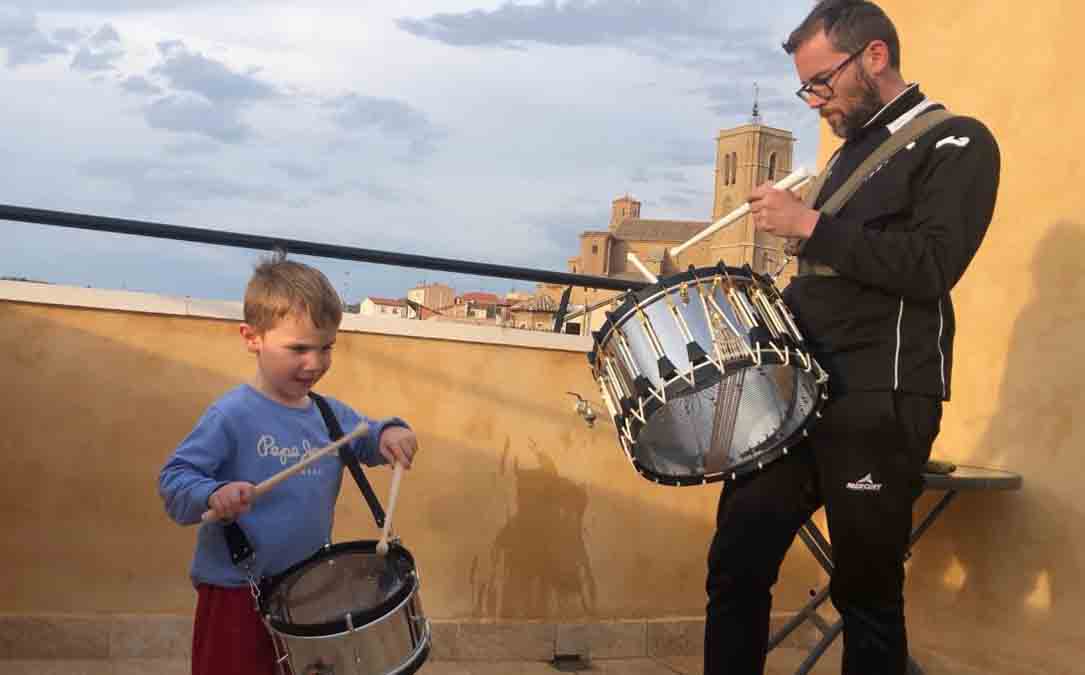 Dos alcañizanos tocando el tambor el pasado domingo en la terraza de su casa./ A.E.