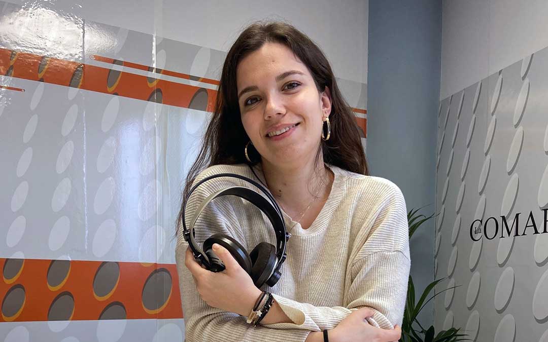 Alicia Martín en el estudio de Radio La Comarca./ A.M.