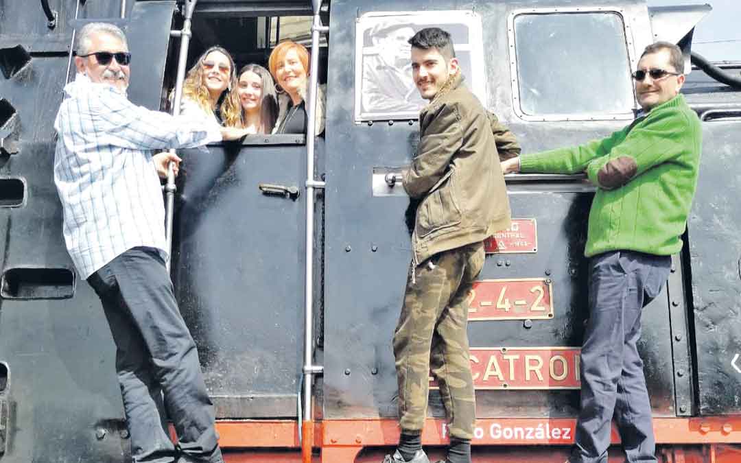 Familiares de Paco el domingo en la 'Escatrón' durante el homenaje