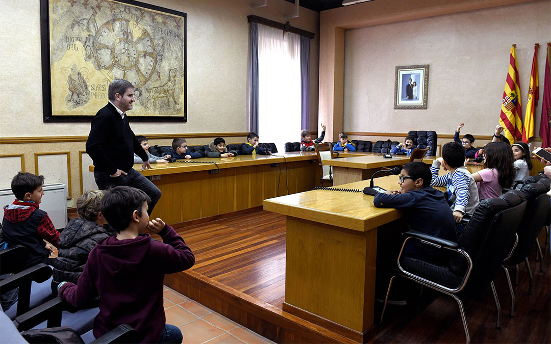 Los alumnos de 3º de Primaria del colegio Emilio Díaz de Alcañiz se reúnen con el alcalde de la ciudad, Ignacio Urquizu./ Ayto. de Alcañiz