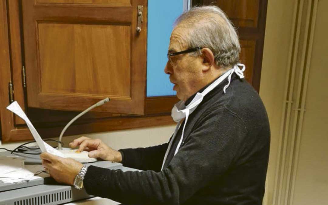 El alcalde de Alloza, Miguel Angel Aranda, felicitando este lunes el cumpleaños una vecina por el bando./ L.C.