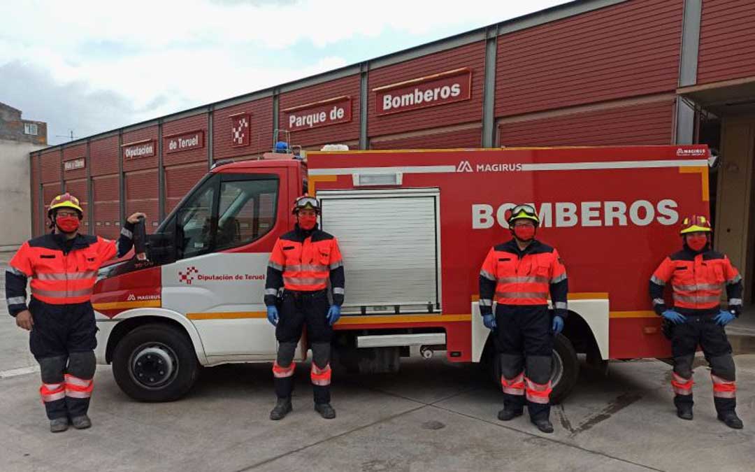 Los bomberos de Alcañiz con las mascarillas fabricadas en Valdealgofra