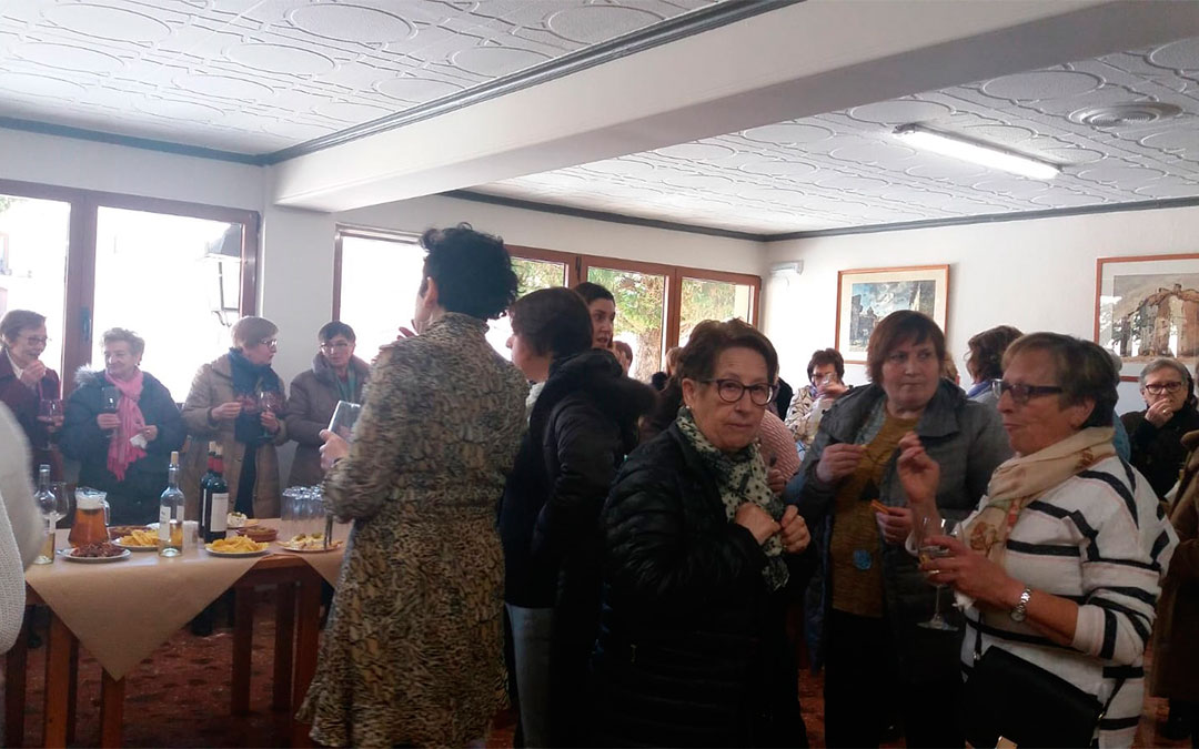 Las mujeres de Cantavieja disfrutan de un vermut