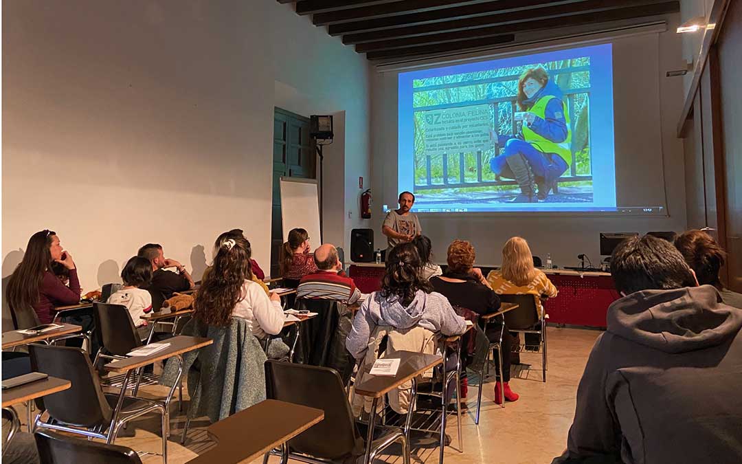 Asistentes este sábado a la charla sobre el proyecto CES en el Liceo de Alcañiz./ A.M.