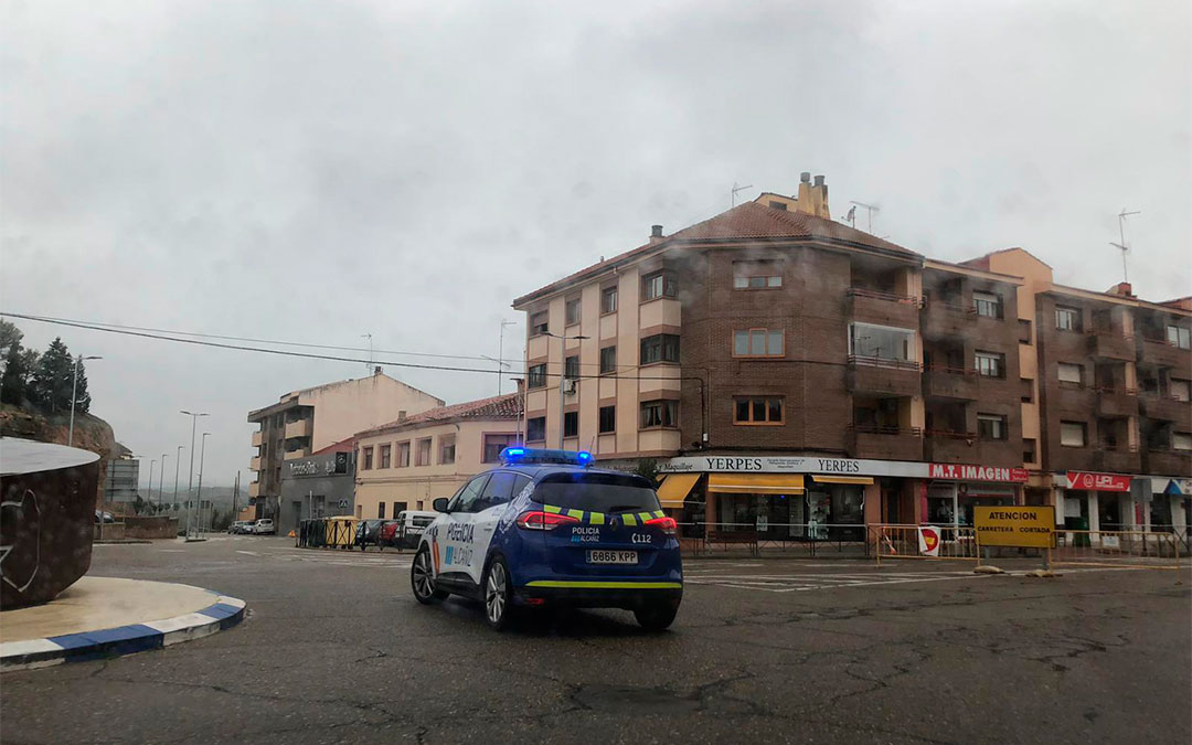 Imagen de archivo de la Policía Local de Alcañiz patrullando las calles./ Laura Castel