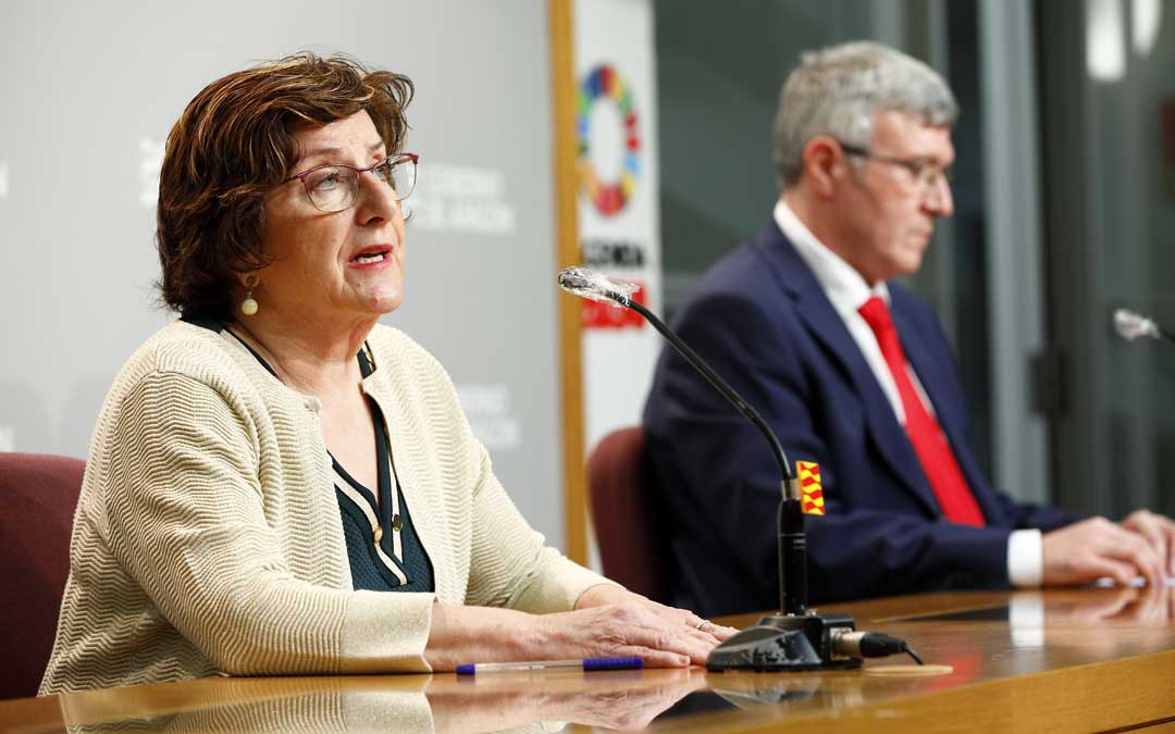 La consejera, Mª Victoria Broto; y el gerente del IASS, Joaquín Santos, en rueda de prensa. / Luis Correas (DGA)