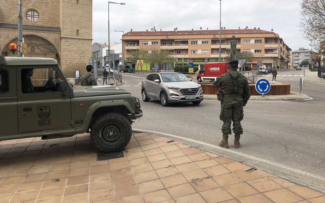 Despliegue militar en Alcañiz en el inicio del primer fin de semana desde que se decretó el estado de alarma. / L. Castel