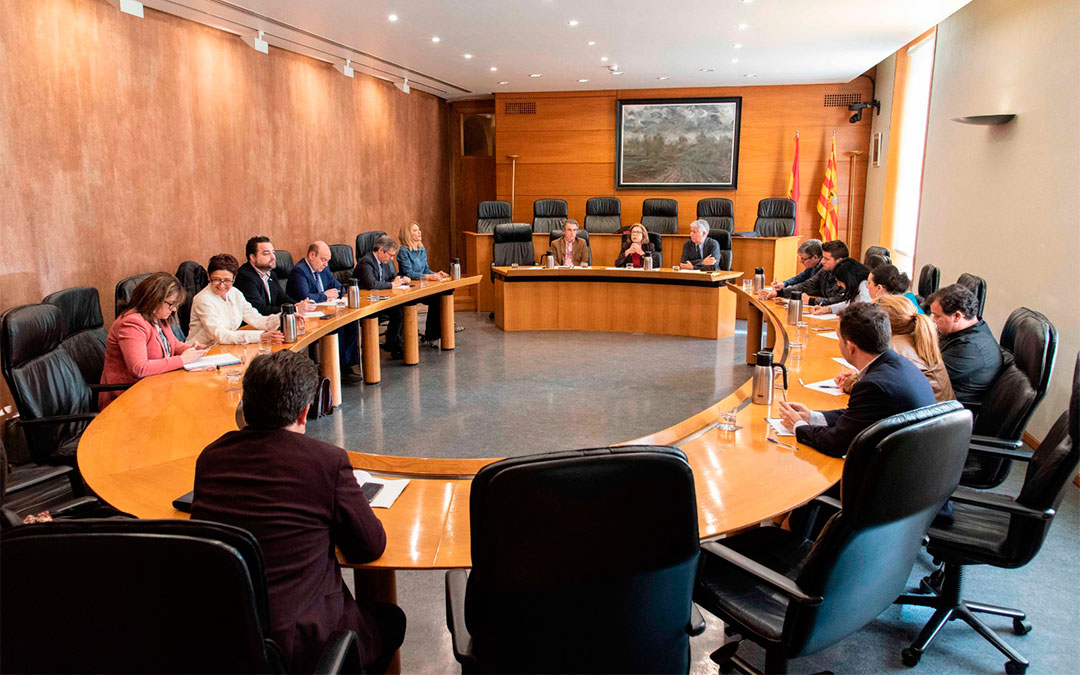 La consejera, el director general de Salud Pública y el gerente del SALUD se han reunido este miércoles con los portavoces de los grupos parlamentarios./ DGA