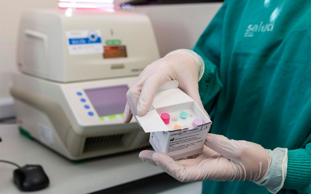 Imagen del archivo del laboratorio del hospital Miguel Servet, con el test para analizar las muestras de posibles casos de coronavirus./ Aránzazu Navarro-Heraldo