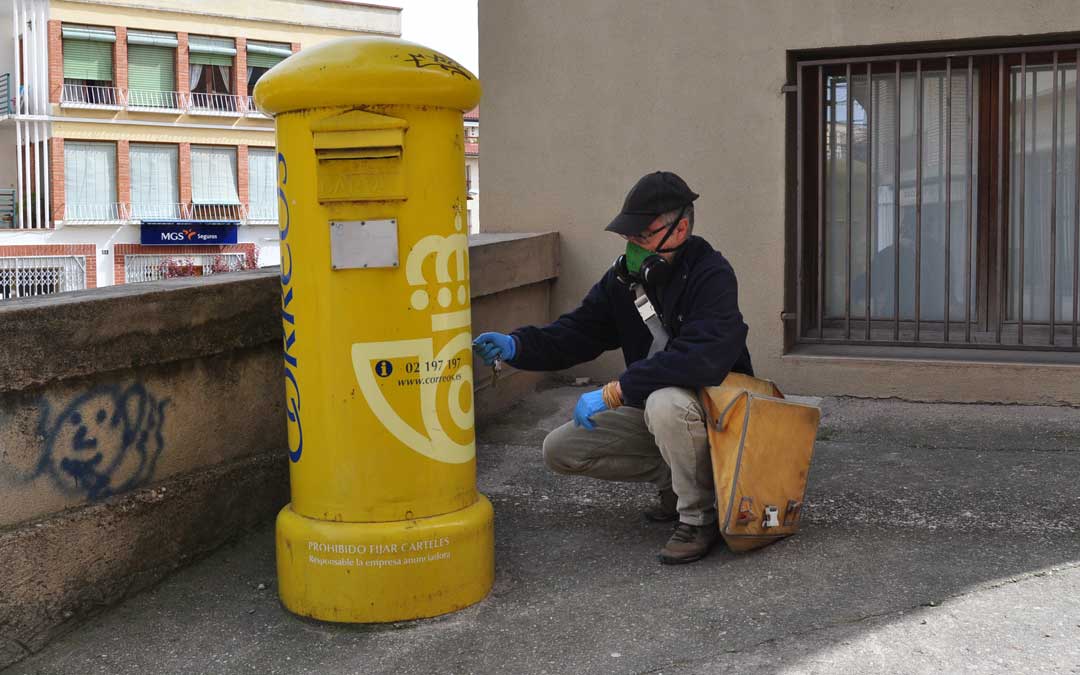 El cartero de Valderrobres y Beceite, equipado con una máscara. El personal de Correos es uno de los más expuestos.