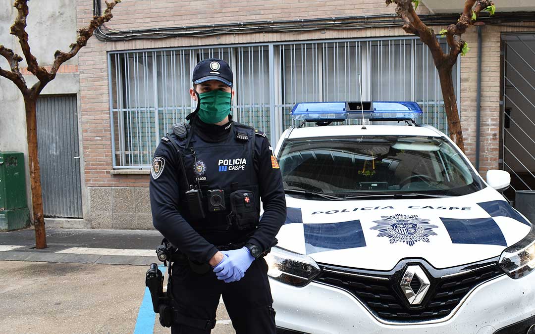 El jefe de la policía local de Caspe, ayer, con medidas de protección.