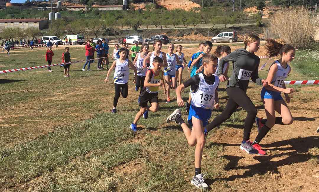Participantes de edad escolar en el Cross Comarca del Bajo Aragón celebrado en La Ginebrosa
