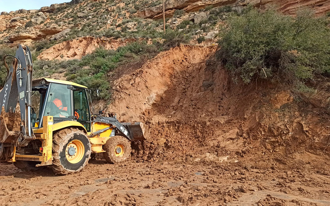 Los operarios han estado más de tres horas retirando la tierra y los arbustos de la carretera./ M. Celiméndiz