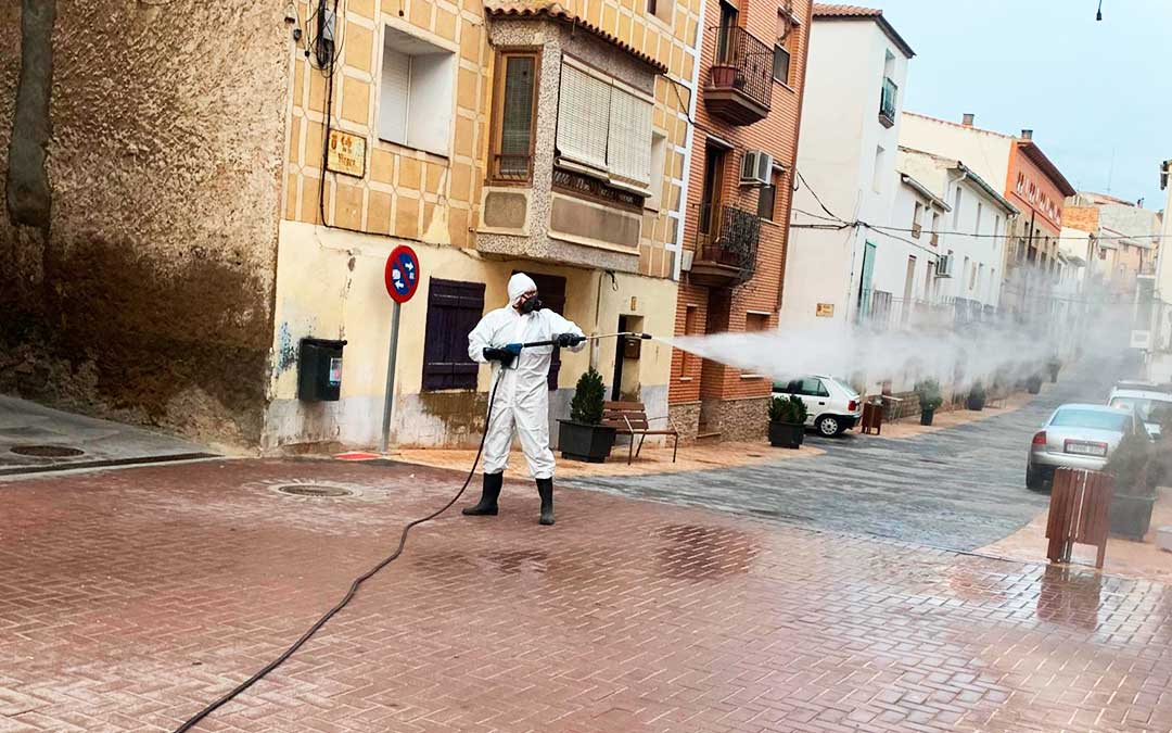Un trabajador de Planas Martínez desinfectando calles en Nonaspe.