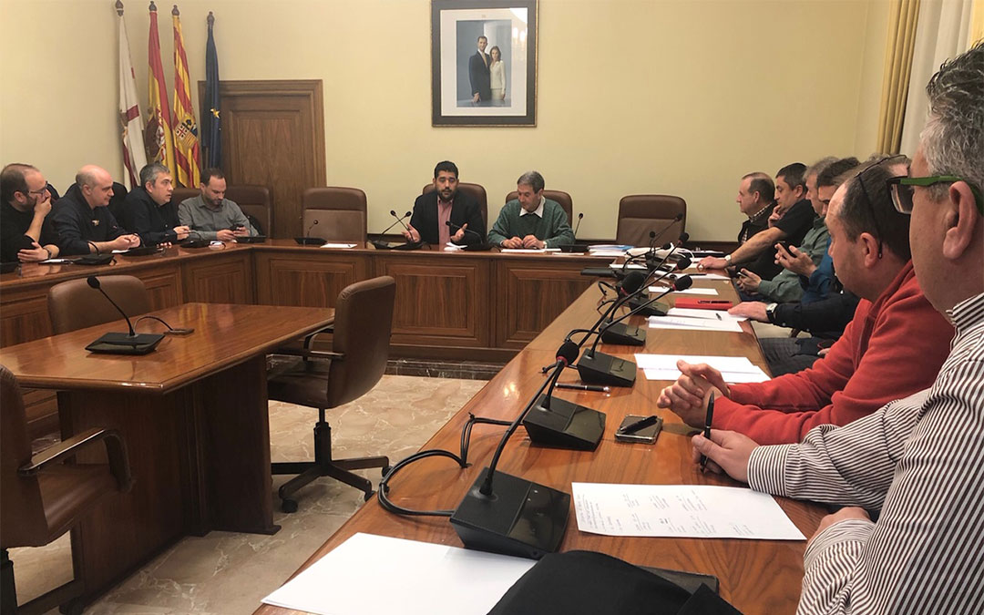 Diego Piñeiro se dirige a los representantes de las bandas durante la reunión en la que se ha decidido el calendario de los encuentros./ DPT