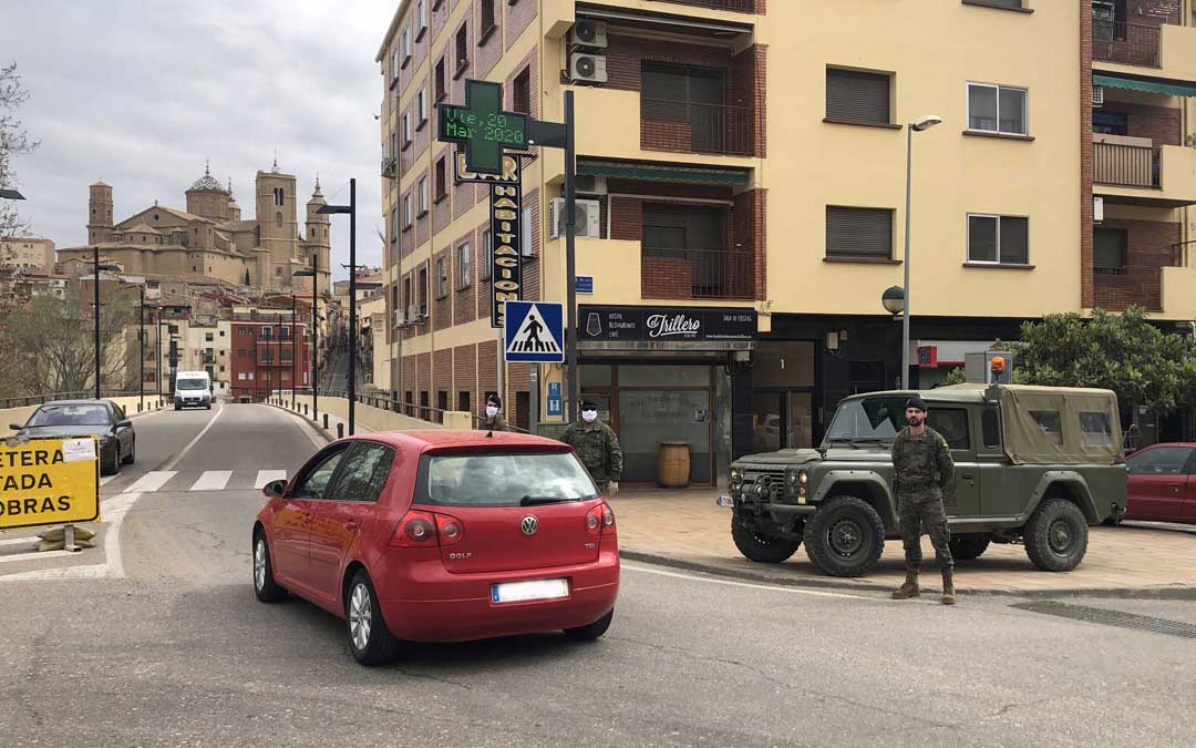 El ejército controlando las entradas y salidas de la ciudad por la carretera Zaragoza días atrás./ L. Castel