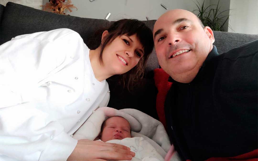 Sandra, Estela Pilar y Juan Carlos en su casa