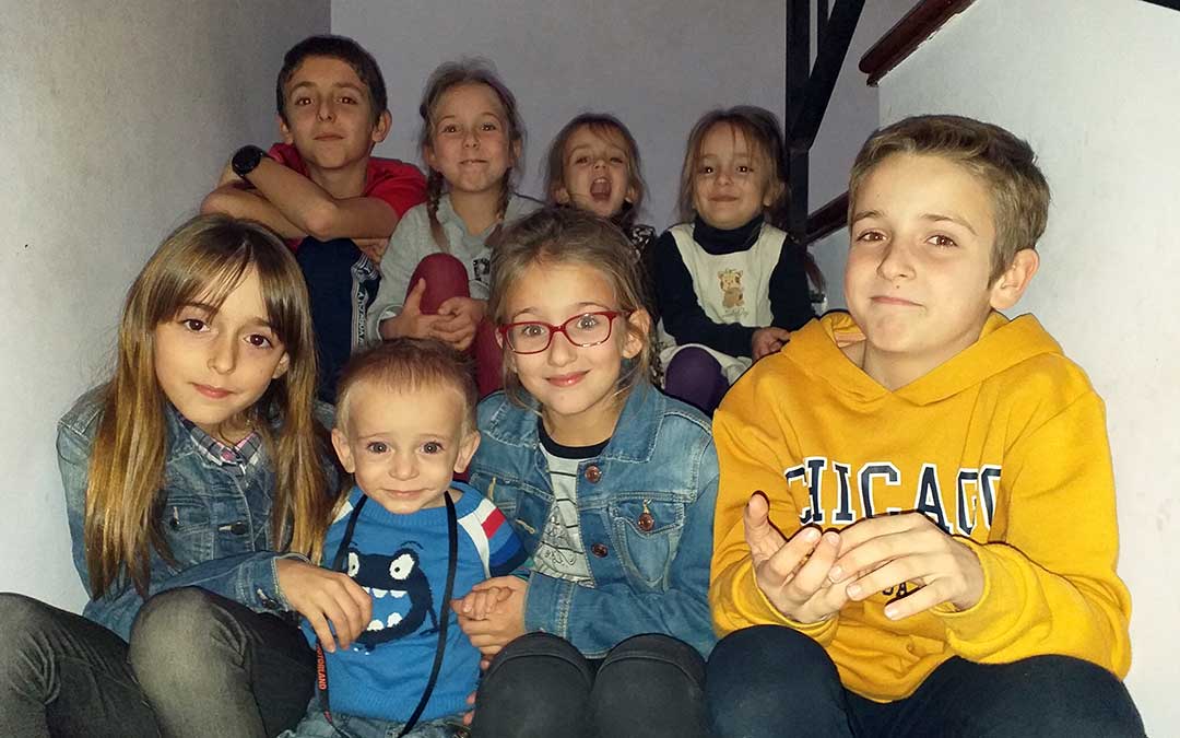 Los ocho pequeños de Soriano posan juntos en una foto de familia a la que pronto habrá que añadir un nuevo miembro./ O.S.