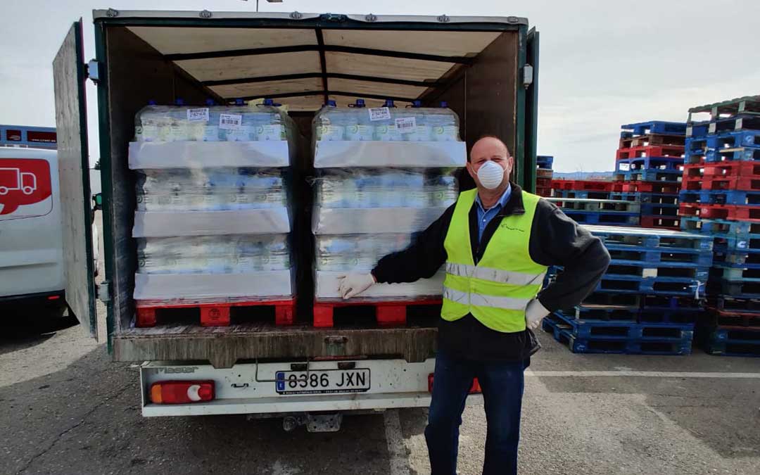 El alguacil de La Fresneda antes de proceder al reparto del agua embotellada.