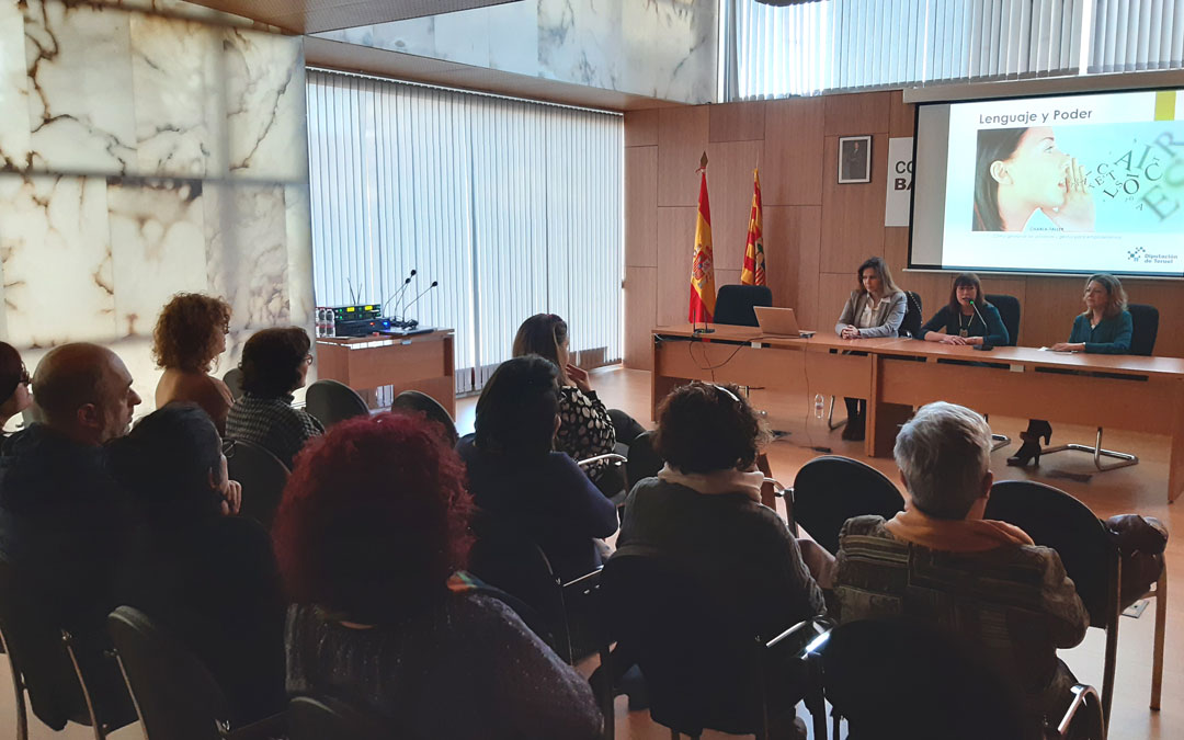 Taller sobre lenguaje positivo en la sede del Bajo Martín en Híjar en el momento de la presentación con Mariela Gómez, Susana Traver y Vanesa Pellicena. / B. Severino