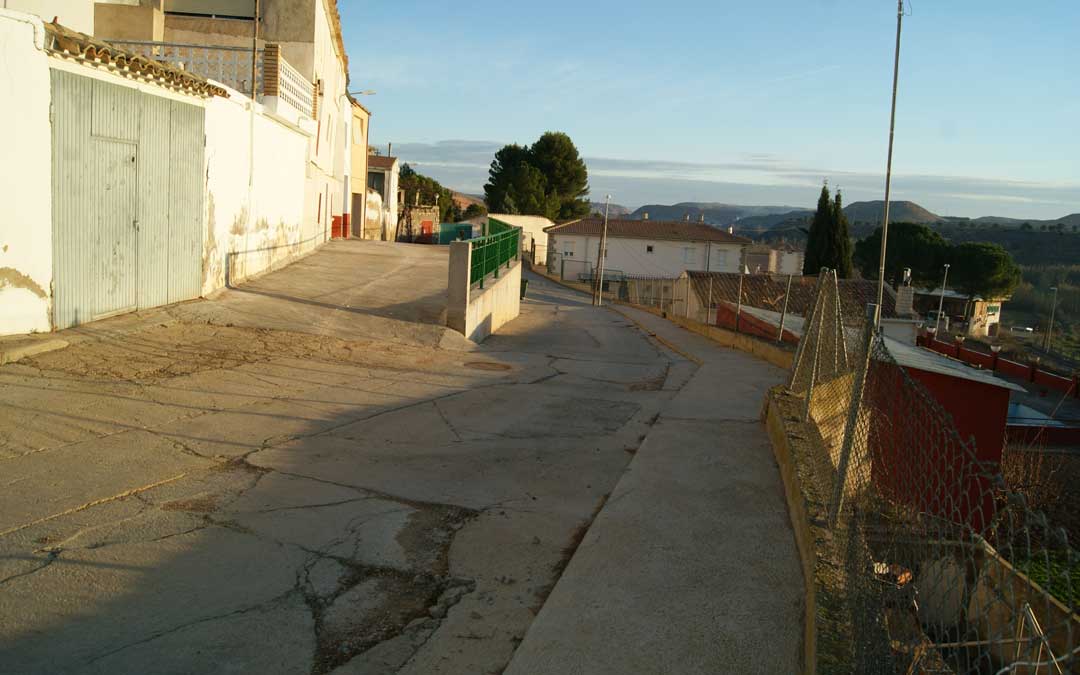Imagen de archivo de la calle Ferrería de Jatiel en la que se aprecia el muro, las dos alturas y los baches y grietas. / B. Severino