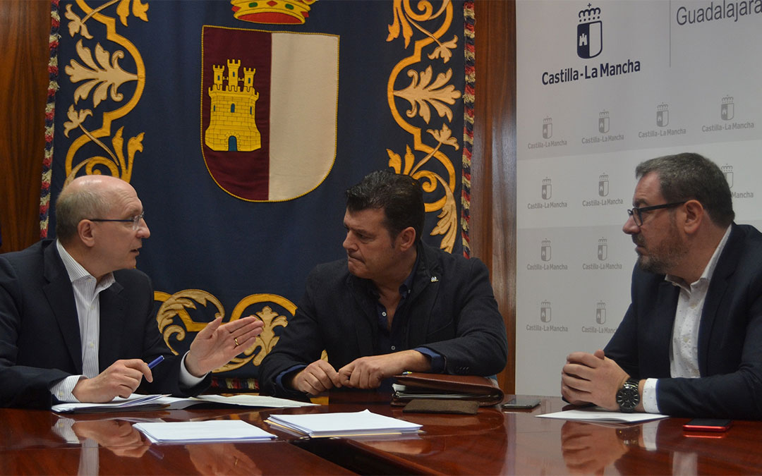 El comisionado del Reto Demográfico, Jesús Alique, y el comisionado para la lucha contra la despoblación del Gobierno de Aragón de Aragón, Javier Allué, se han reunido este jueves en Guadalajara./ DGA