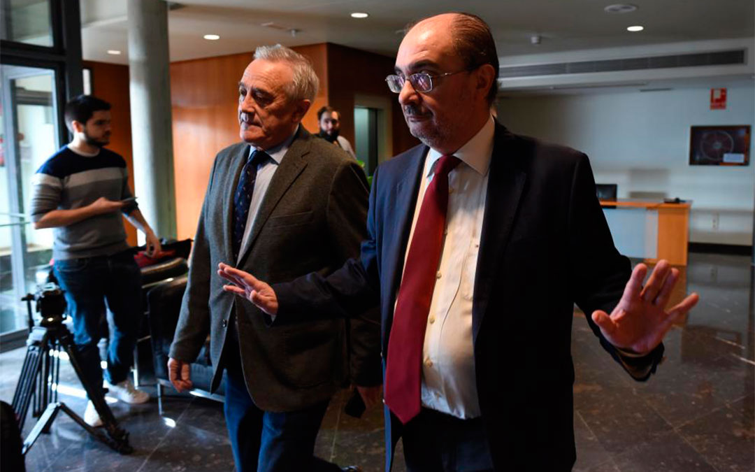 El presidente aragonés, Javier Lambán, y el de las Cortes, Javier Sada, a su llegada a la reunión con los portavoces parlamentarios, este viernes./ FRANCISCO JIMENEZ PHOTOGRAPHY-Heraldo
