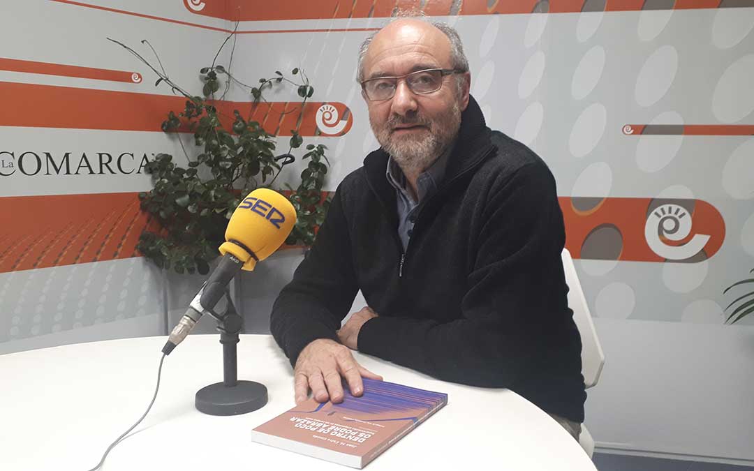 Juan Manuel Calvo en el estudio de Radio La Comarca./ J.V.