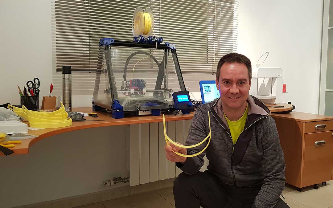 Juan Sangüesa junto a la impresora 3D que utiliza para fabricar las diademas./ Juan Sangüesa