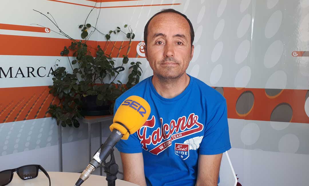 El alcalde de Valmuel, Roberto Lahoz, en los estudios de Radio La Comarca