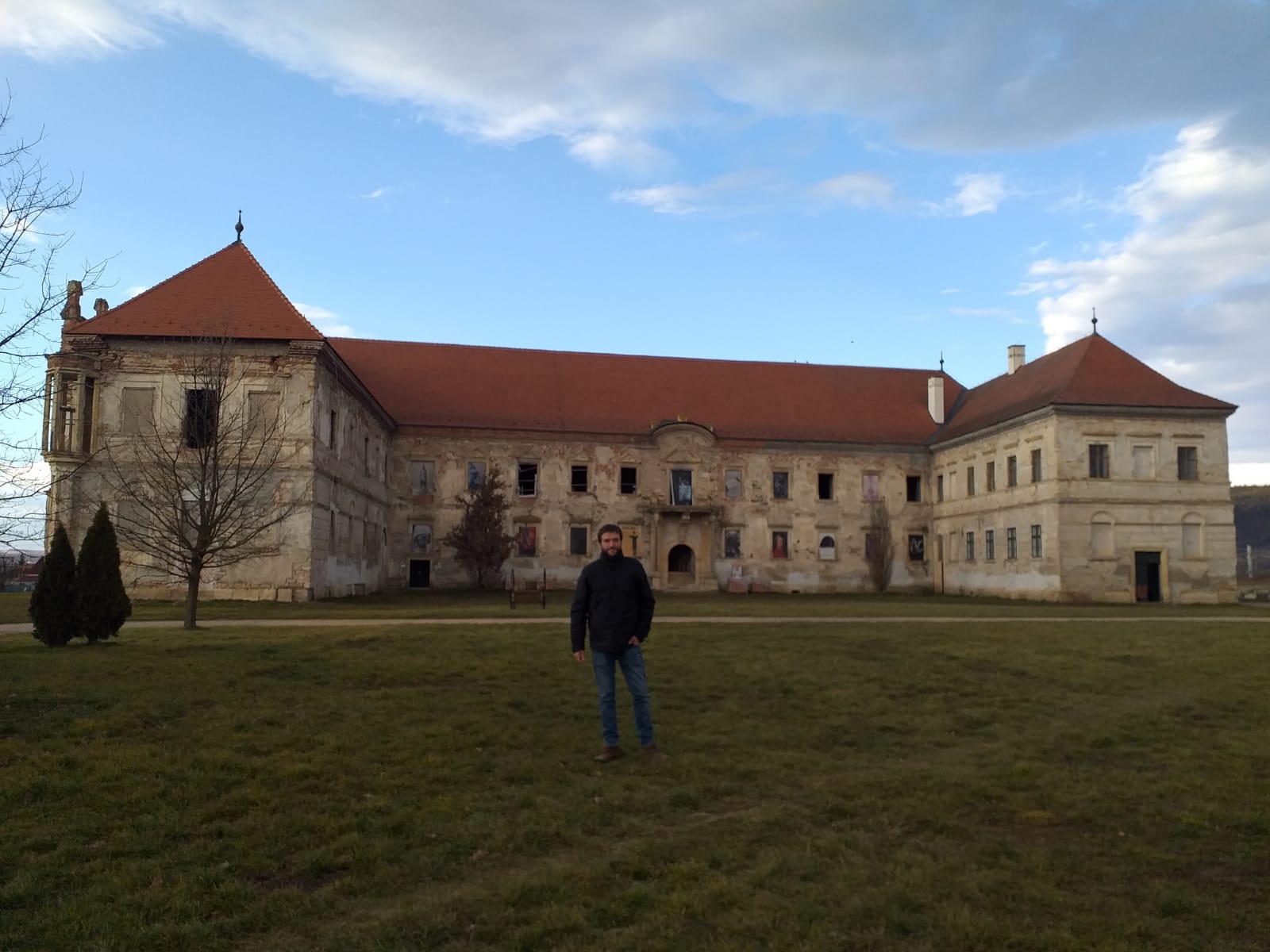 El presidente de la institución comarcal, Roberto Rabaza, a los pies del castillo donde se han mantenido el encuentro