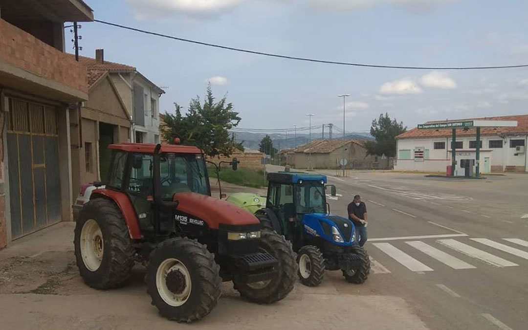 Agricultores preparándose para salir a desinfectar en Mas de las Matas. / Ayto. Mas de las Matas