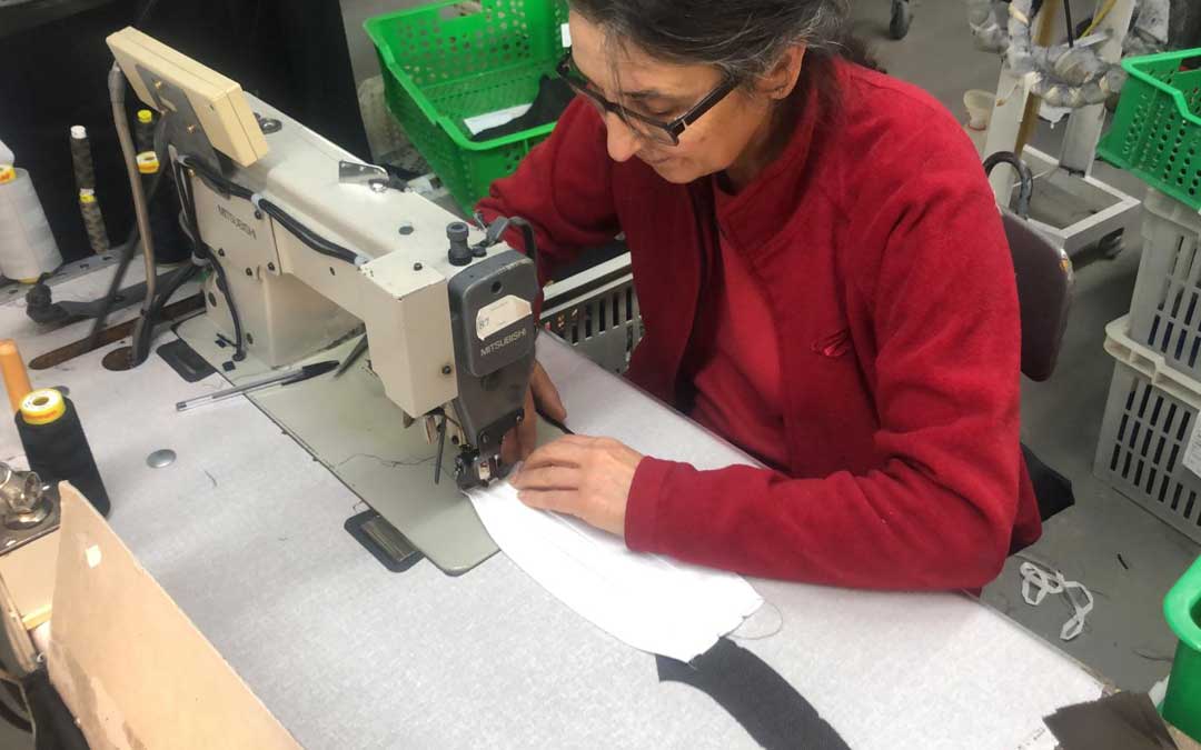 Confección Textil Rams de Mazaleón lleva varias semanas confeccionando mascarillas.