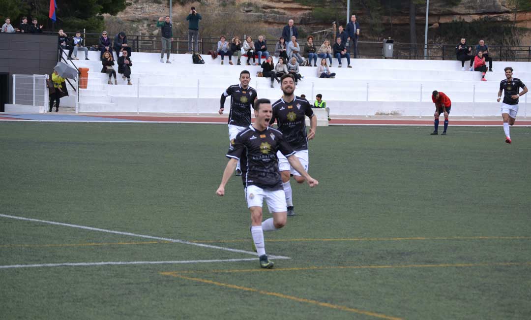 Nano celebra el gol conseguido tras botar una falta directa