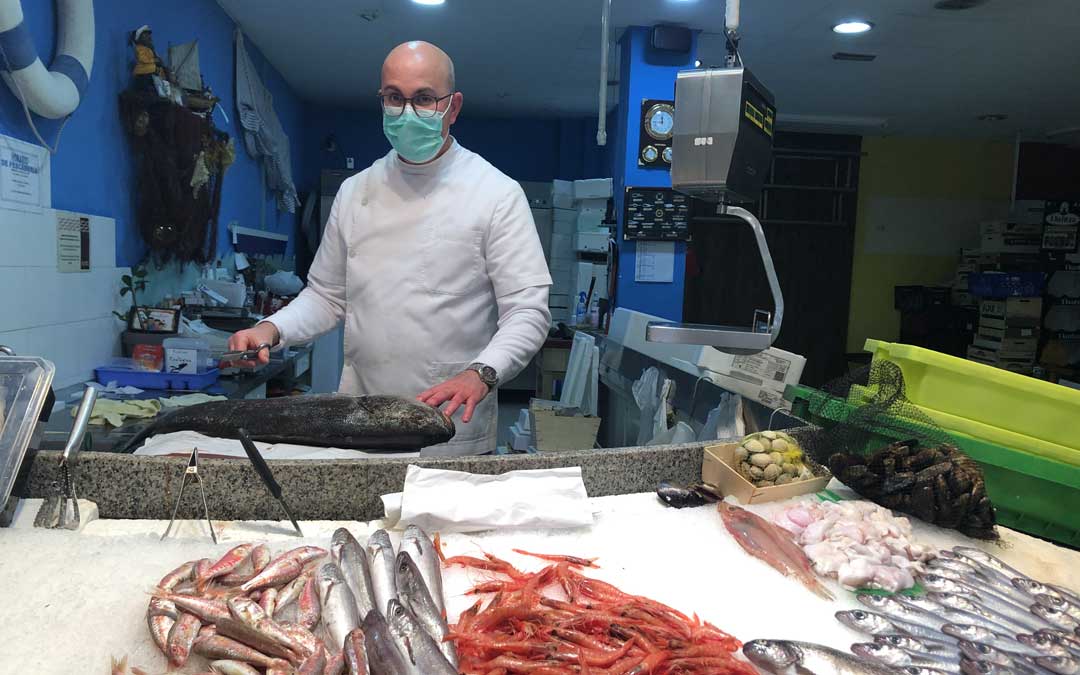 David González sigue levantando la persiana cada mañana en la pescadería Nuestro Barrio de Merca Alcañiz / L. Castel