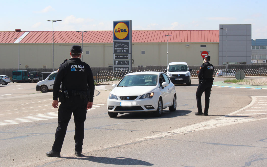 Foto de archivo de la Policía Local realizando controles para controlar el estado de alarma. L. Castel