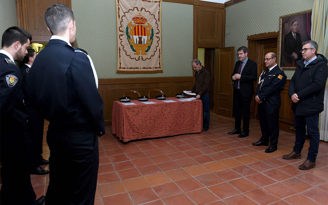 El alcalde Ignacio Urquizu, el concejal Kiko Lahoz, el secretario del Ayuntamiento Andrés Cucalón, y el oficial-jefe de la Policía Local, Pedro Obón han estado presentes en la firma./ Ayto. de Alcañiz