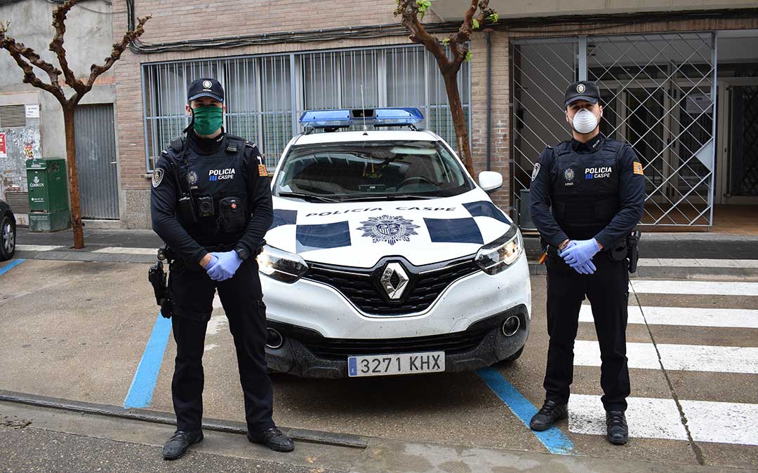 Imagen de archivo de dos agentes de Policía Local de Caspe.