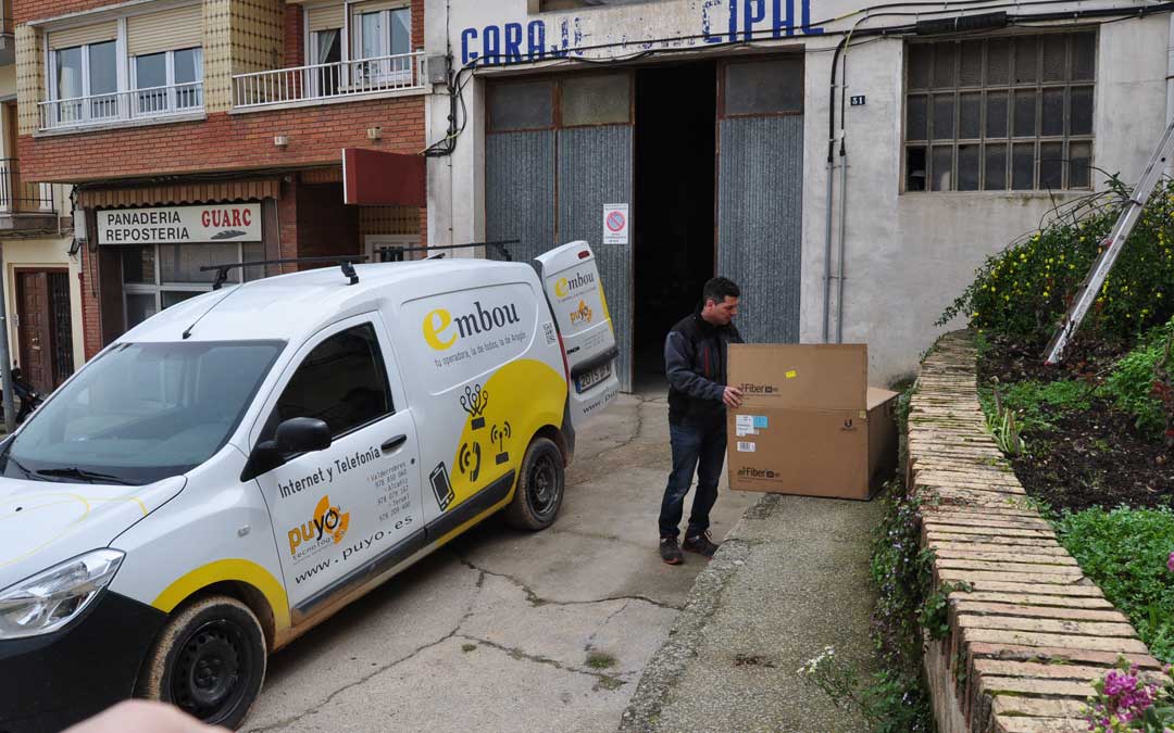 El instalador Sergio Puyo, hace varios días durante una operación de refuerzo de la red.