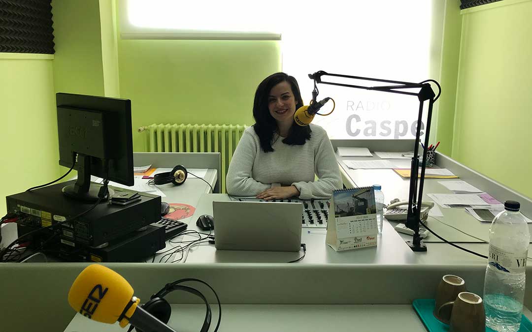 Laura Quílez presenta Hoy es tu día, en Radio Caspe.
