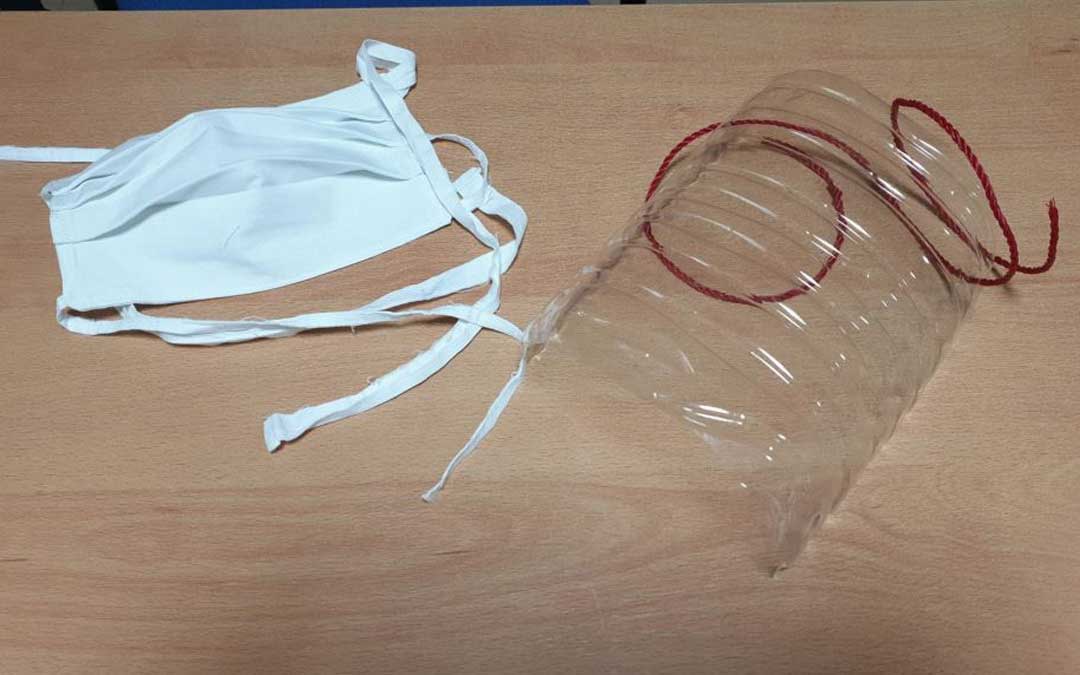 Mascarillas de tela y plástico que hna confeccionado en la residencia de Azaila