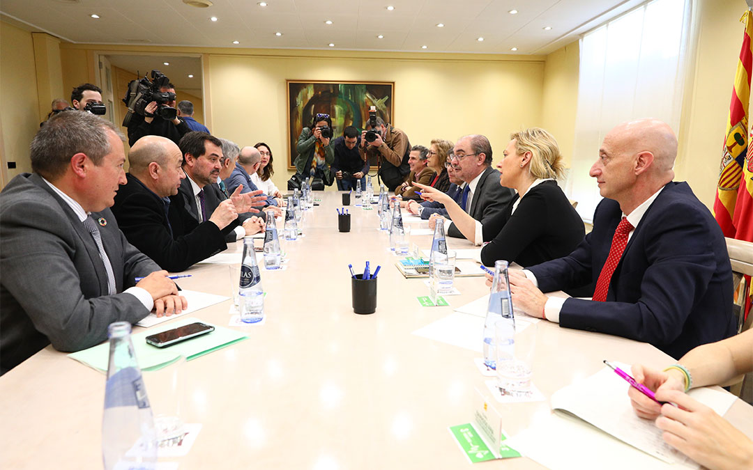 El Gobierno se ha reunido este miércoles con los agentes sociales para analizar la situación por el coronavirus./ DGA
