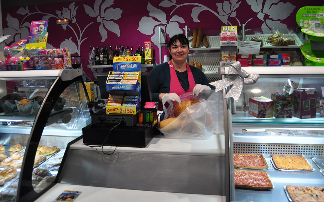 Susana Borrás preparando este lunes por la tarde un pedido de la panaderia Sabores de Valderrobres./ L.C.