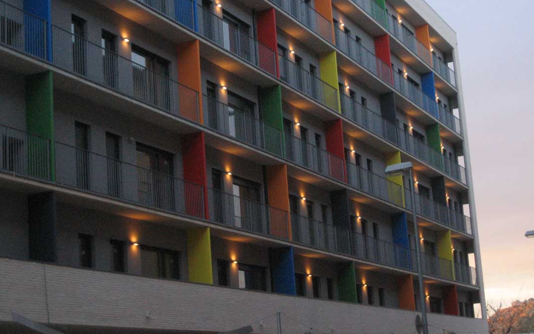 Foto de archivo del bloque de 75 viviendas para mayores de 65 años que gestiona la sociedad municipal Fomenta./ L.C.