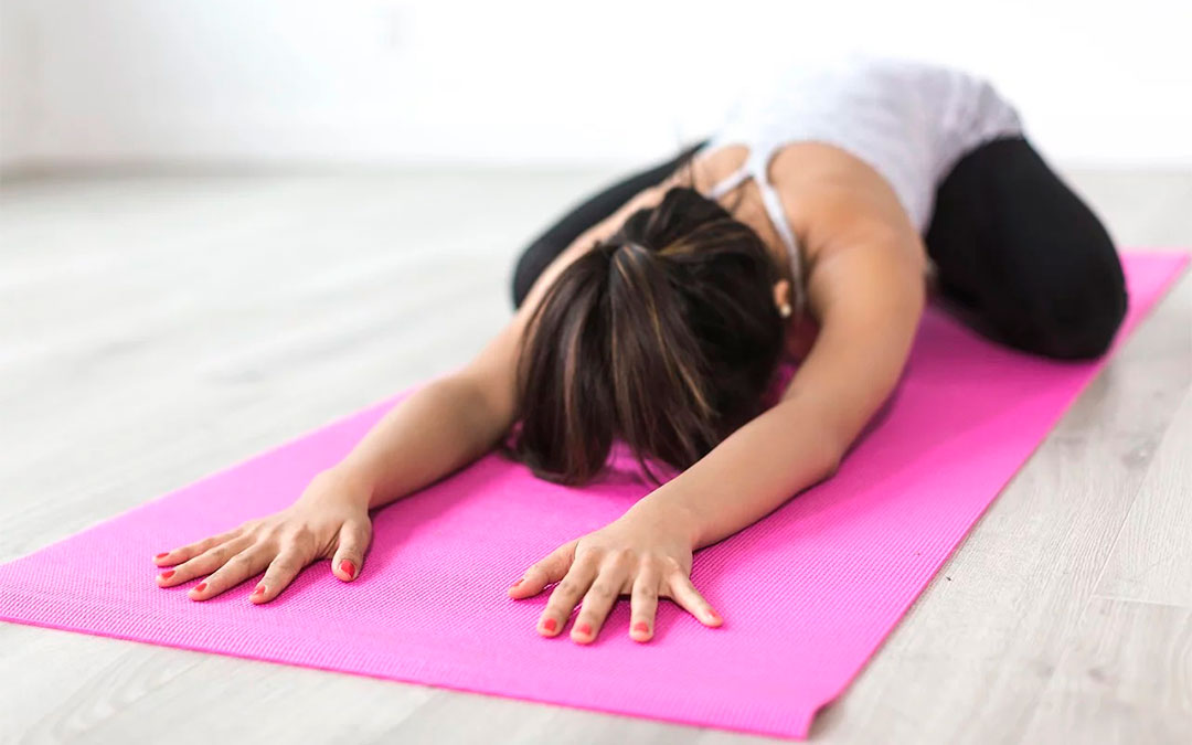 Mujer practicando yoga. Fuente: Pixabay