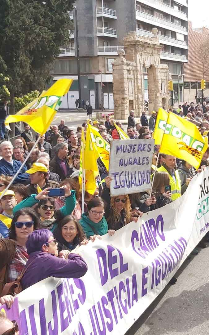 El área de mujeres de UAGA en Zaragoza con su pancarta