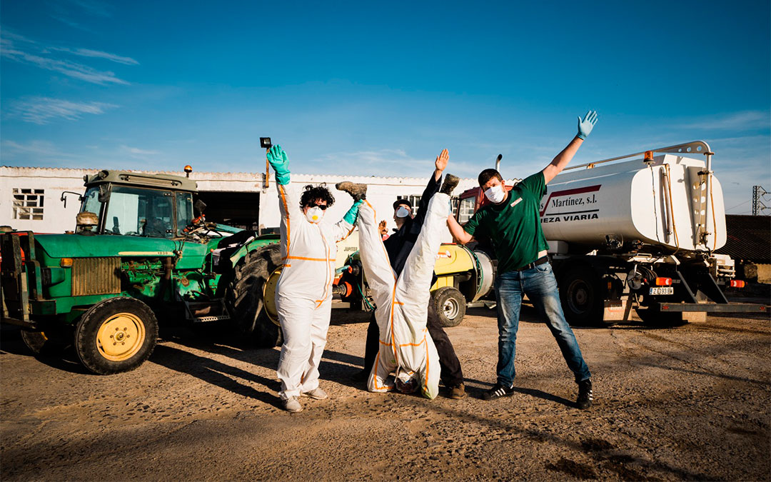 Agricultores caspolinos (Conchita Molina, José Manuel Bel y Carlos Marqués) junto a Abraham Martínez, de la empresa Planas Martínez, preparándose para desinfectar las zonas del entrono de Caspe./ Cesáreo Larrosa