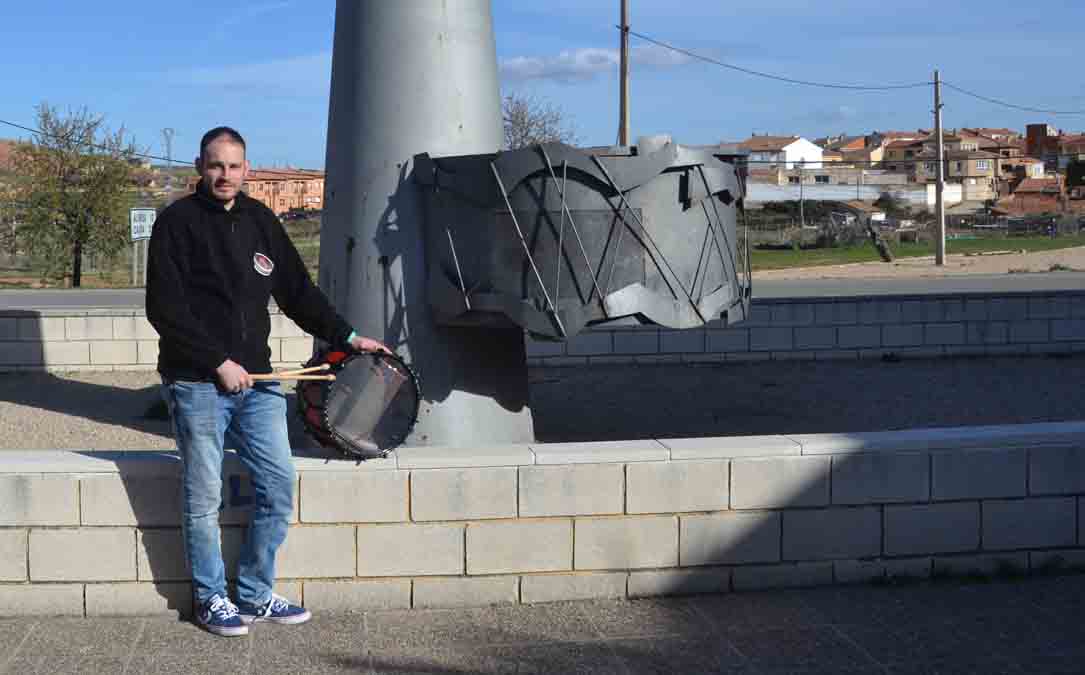 Aitor con su tambor en el monumento de Andorra este mes de marzo. M. Q.